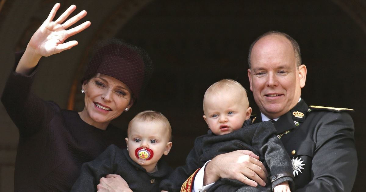 Князь Монако Альберт II та його дружина княгиня Шарлін тримають їхніх близнюків принца Жака ті принцесу Габріеллу, стоячи на балконі свого палацу під час святкування Національного дня Монако. / © Reuters