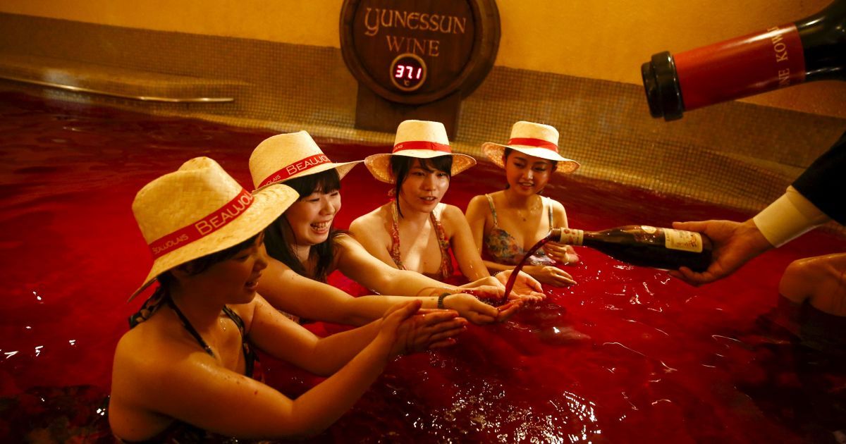 Охочі розважилися у "кривавих" ванних / © Reuters