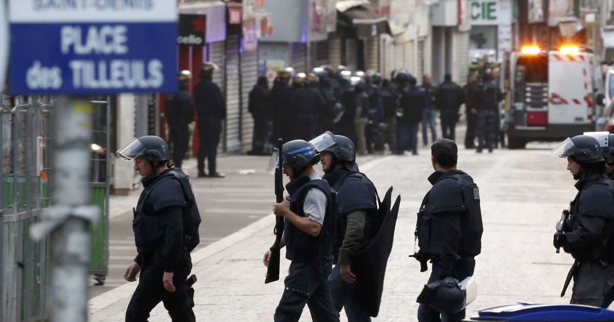 Улицы пригорода заполнили военные и полицейские / © Reuters