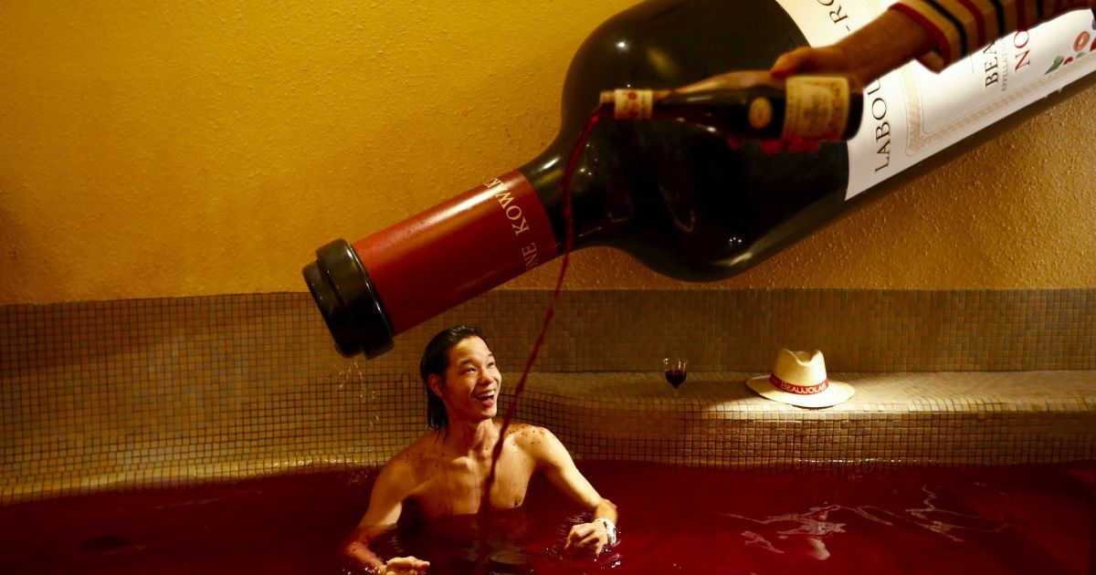 Охочі розважилися у "кривавих" ванних / © Reuters