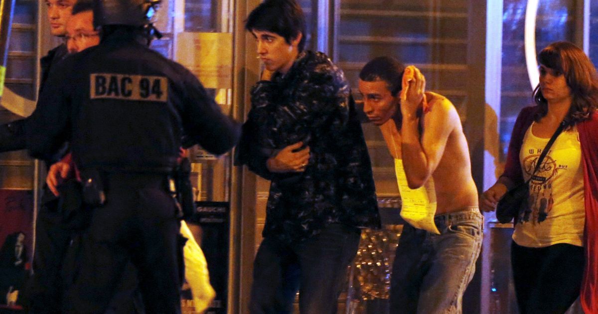 Террористы в парижском театре убивают заложников по одному - CNN