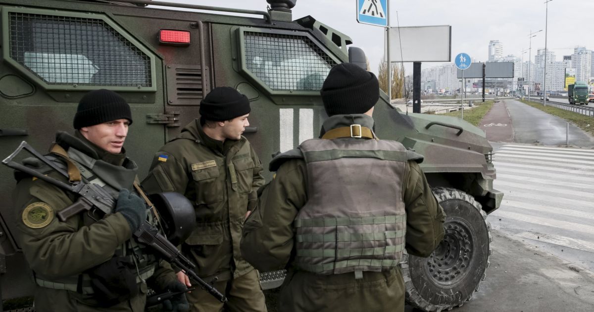 В Киеве усилили патрулирование улиц военными Нацгвардии. / © Reuters