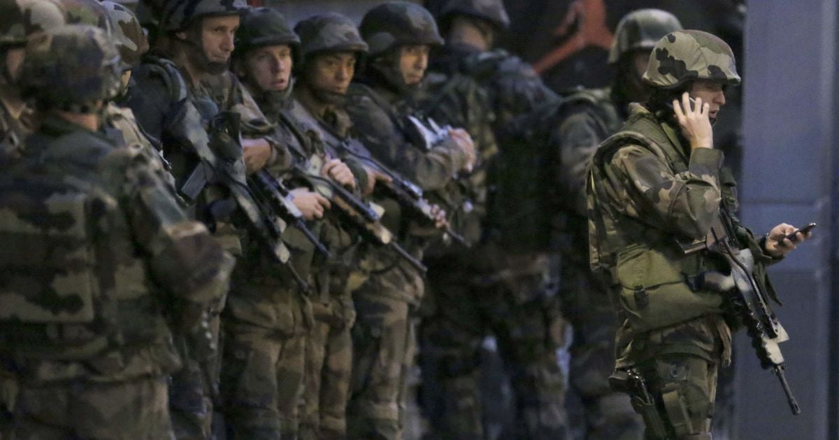 Улицы пригорода заполнили военные и полицейские / © Reuters