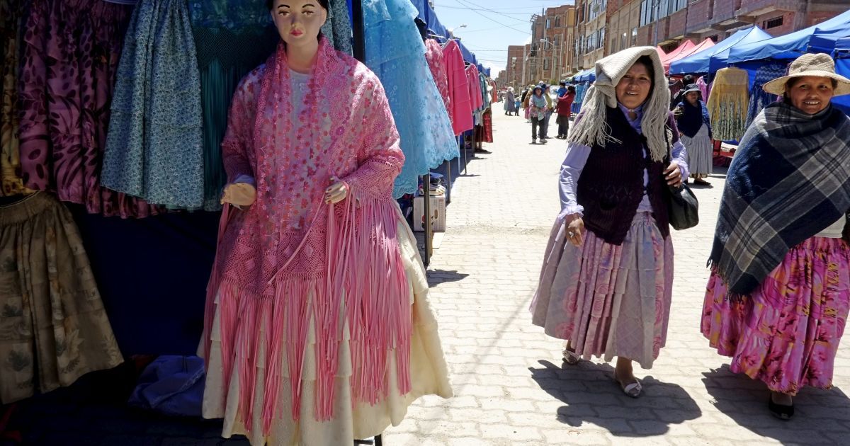 Жінки індіанського племені Аймара йдуть на ярмарку в болівійському Ель-Альто у своєму традиційному одязі. На цьому ярмарку ремісники демонструють одяг, зроблений спеціально для жінок цього племені, яких тут нахивають "cholitas" (&ldquo;холітас&rdquo;). / © Reuters