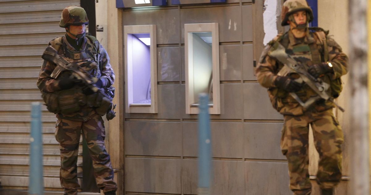 Улицы пригорода заполнили военные и полицейские / © Reuters