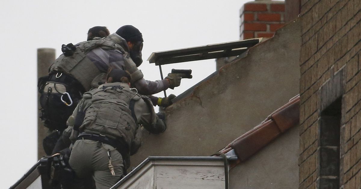 Во время спецоперации в Париже полицейские убили двух предполагаемых террористов
