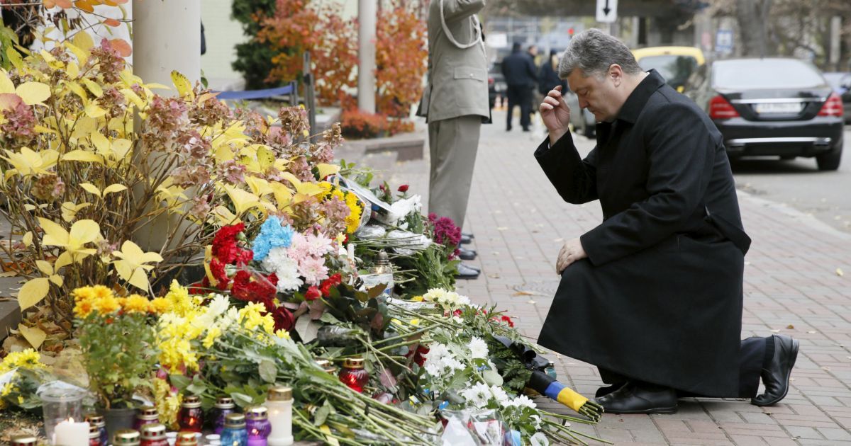 Люди несут цветы и свечи / © Reuters