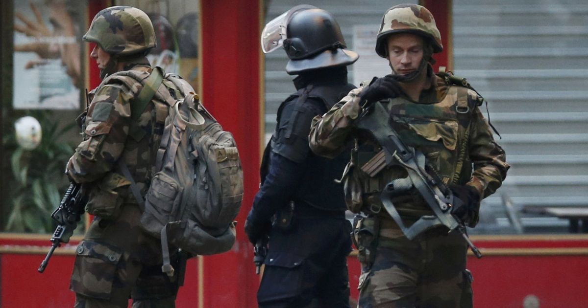Улицы пригорода заполнили военные и полицейские / © Reuters