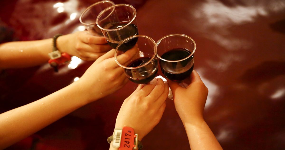 Охочі розважилися у "кривавих" ванних / © Reuters