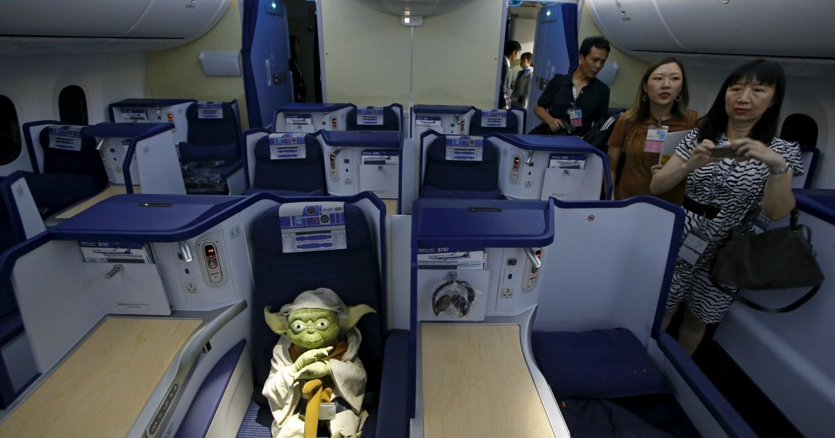Фотографы показали, как выглядит салон самолета R2-D2 / © Reuters