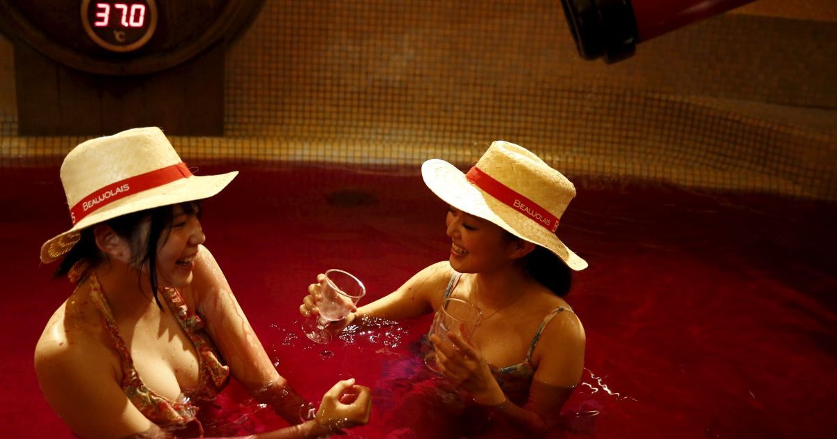 Охочі розважилися у "кривавих" ванних / © Reuters