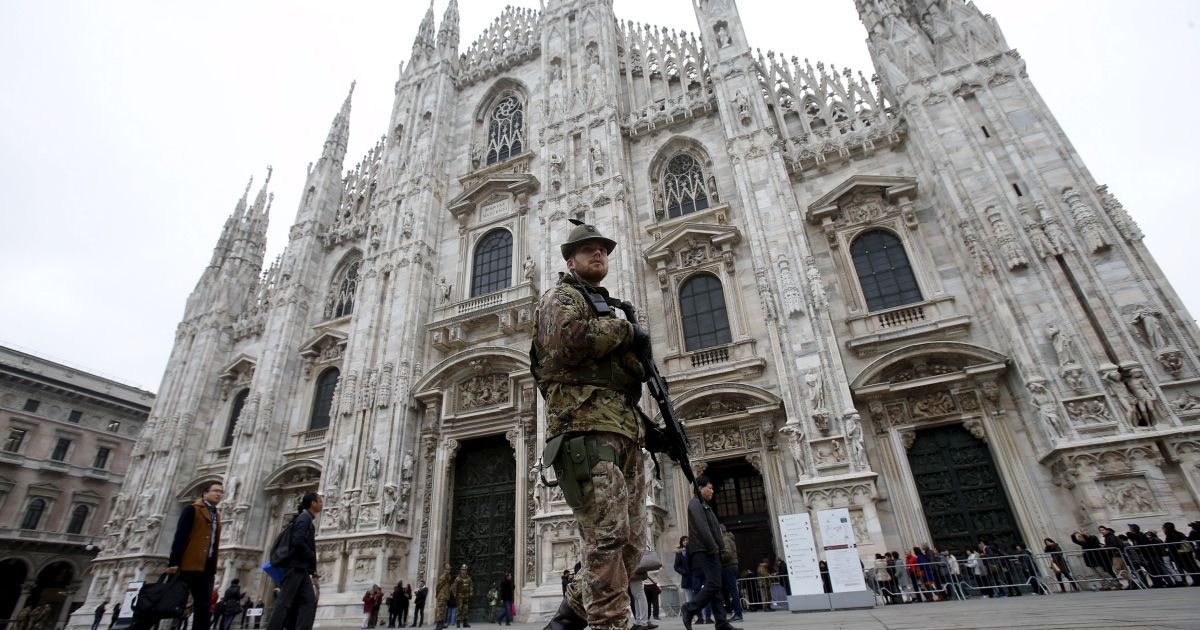 Боец подразделения "Alpini" итальянской армии перед миланским собором на севере Италии. 20 ноября полиция в Италии и Швеции пришла в состояние повышенной безопасности вокруг общественных зданий после получения информации о возможных нападениях после парижских терактов. / © Reuters
