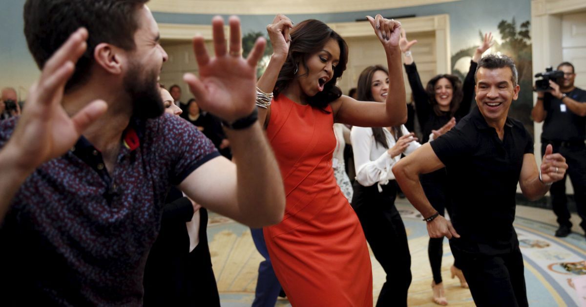 Перша леді США Мішель Обама танцює танець Конга з актором Джошем Сегарра і хореографом Серхіо Трухільо під час студентської майстерні, присвяченій історії Бродвею, в Білому домі у Вашингтоні. / © Reuters