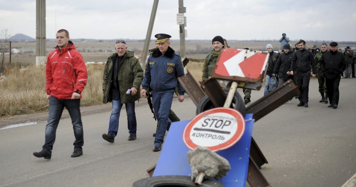 Боевики ведут пленных украинцев для обмена. / © Reuters