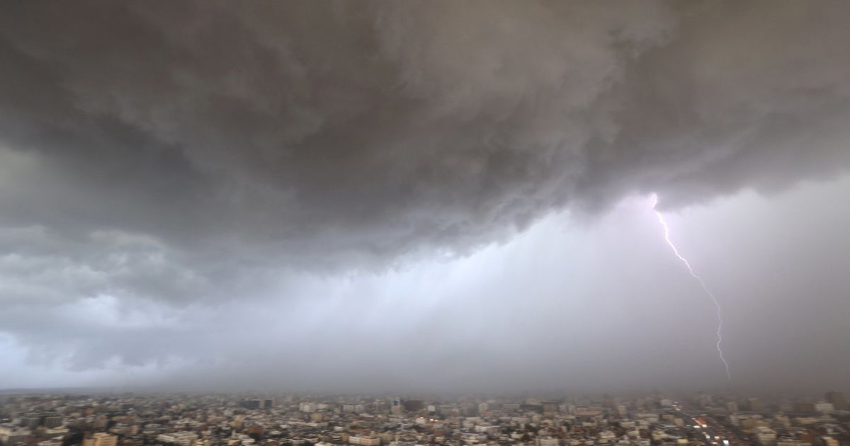 Фотограф зняв удари блискавки над містом Джидда, Саудівська Аравія. / © Reuters