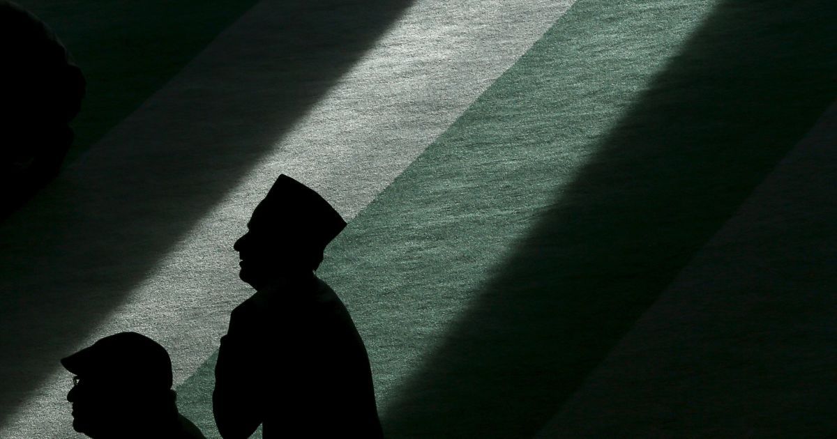 Мусульманские мужчины во время пятничной молитвы в мечети Байтул Футух в южном Лондоне, Великобритания. Накануне полицейские закрыли станцию ​​метро "Бейкер-стрит" из-за подозрительного автомобиля, оставленного возле станции. Тревога оказалась ложной. / © Reuters