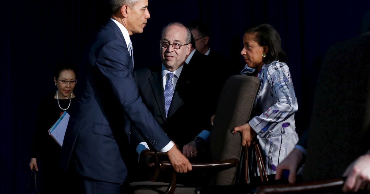 Президент США Барак Обама і радник з національної безпеки Сюзан Райс несуть стілець до столу, за яким відбуватиметься зустріч з прем'єр-міністром Японії Сіндзо Абе на форумі Азіатсько-Тихоокеанського економічного співробітництва у Манілі, Філіппіни. / © Reuters