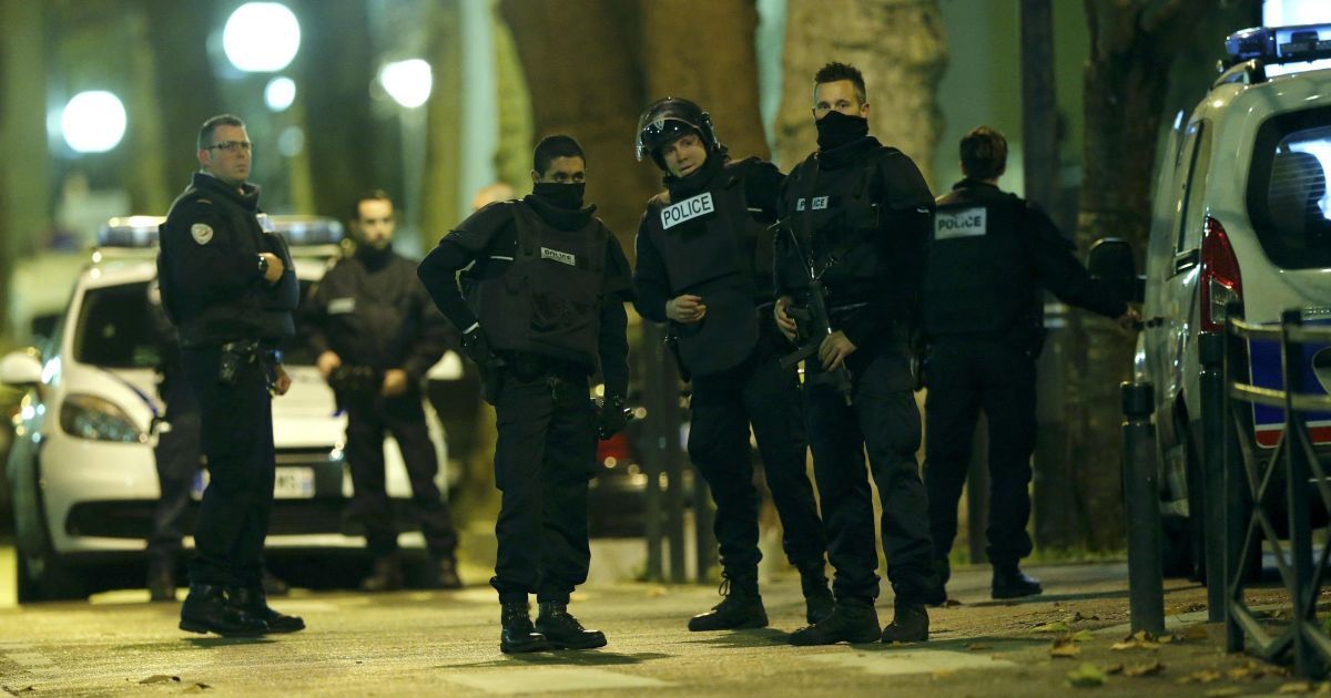 В пригороде Парижа прогремели взрывы - СМИ