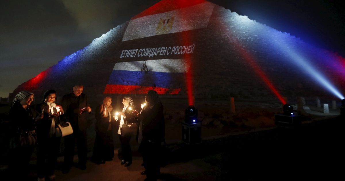 Египетские пирамиды подсветили цветами флагов Франции, России и Ливана / © Reuters