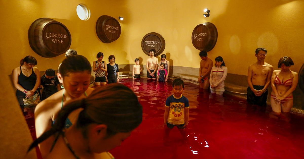 Охочі розважилися у "кривавих" ванних / © Reuters