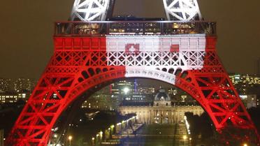 Ейфелева вежа світиться кольорами французького прапору. / © Reuters