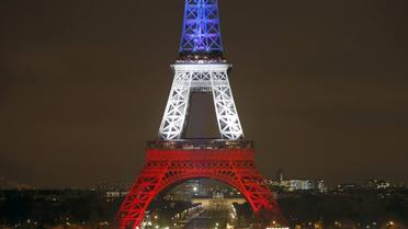 Ейфелева вежа світиться кольорами французького прапору. / © Reuters