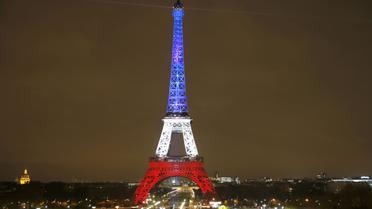 Ейфелева вежа світиться кольорами французького прапору. / © Reuters