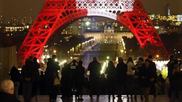 Ейфелева вежа світиться кольорами французького прапору. / © Reuters