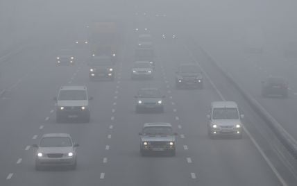Водителей просят снизить скорость и включить фары: Киевщину окутал туман