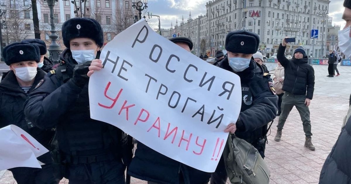 "Руки прочь от Украины": в Москве задержали участников антивоенных пикетов (фото)
