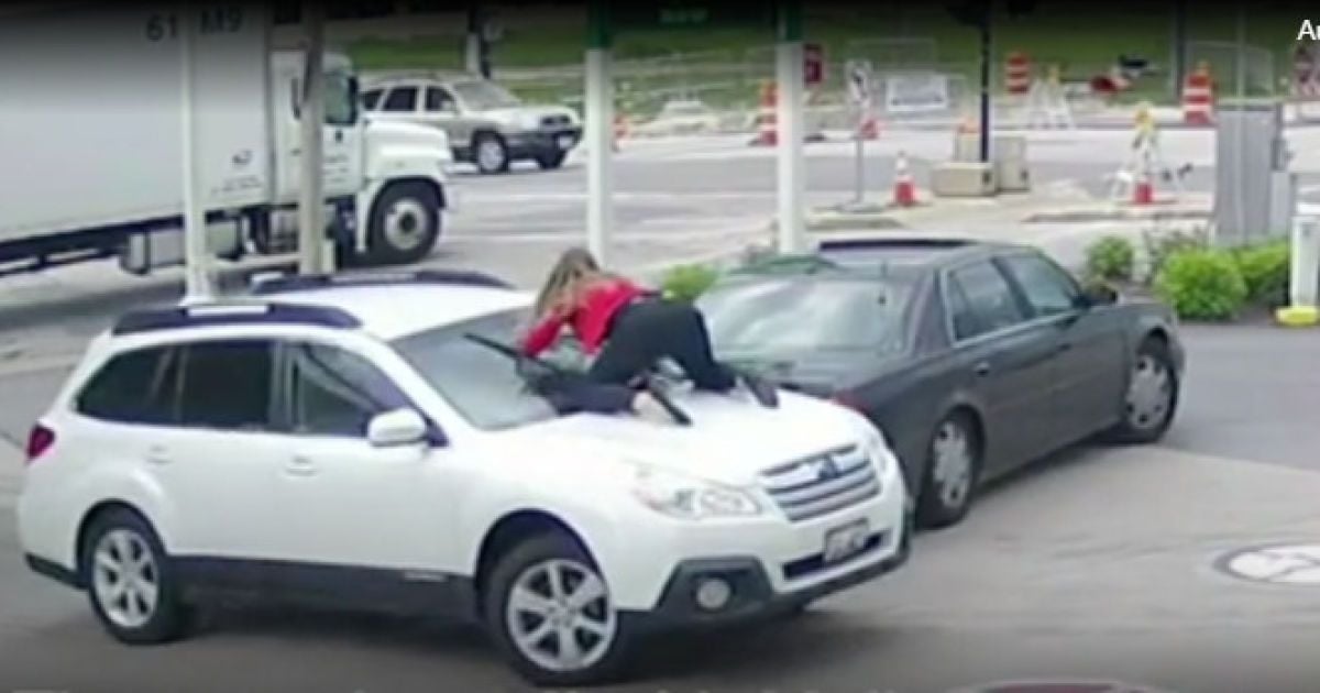 В США храбрая девушка шокировала угонщика автомобиля, когда неожиданно вылезла на капот