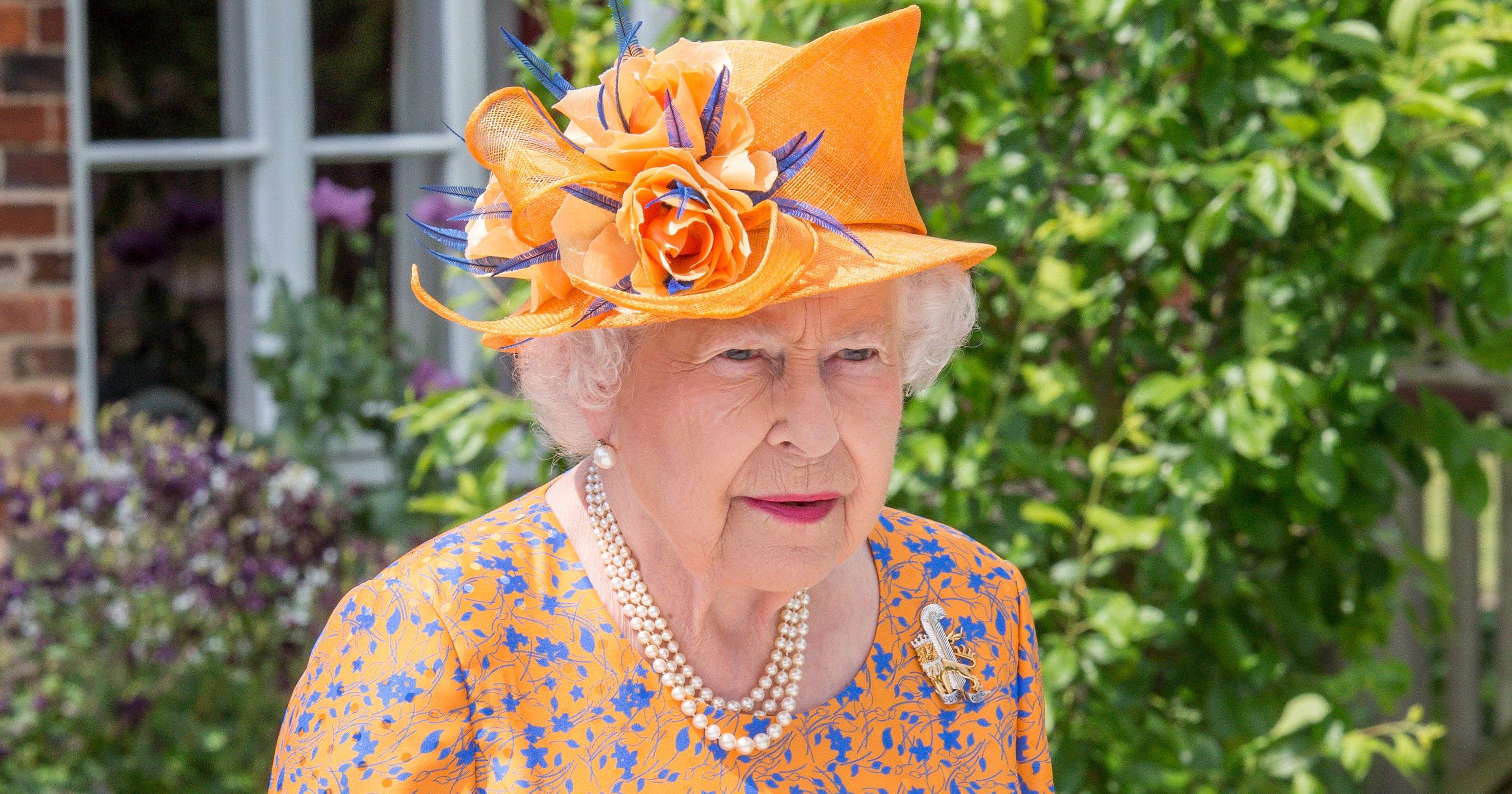 Снова впечатлила: 91-летняя королева Елизавета II продемонстрировала новый яркий образ