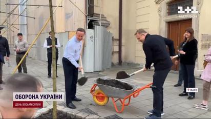 Вопрос Львовского аэропорта открыт? Британский министр иностранных дел прибыл в город!