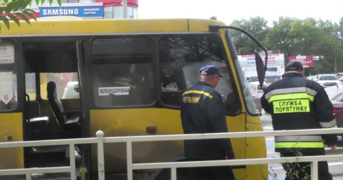 В Херсоне во время движения загорелась маршрутка с пассажирами