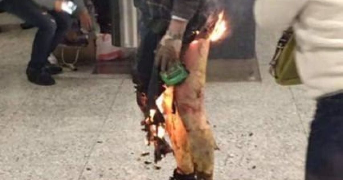 У Гонконзі чоловік намагався спалити себе у метро. Є постраждалі