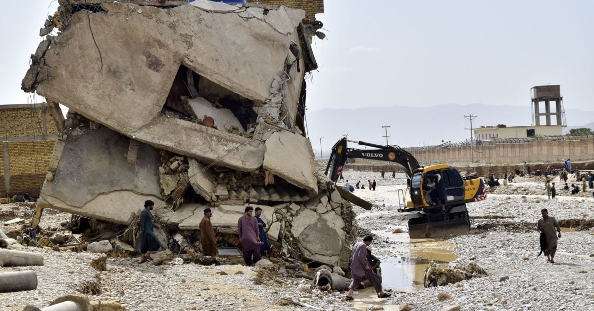 У Пакистані масштабна повінь змила готель (відео)