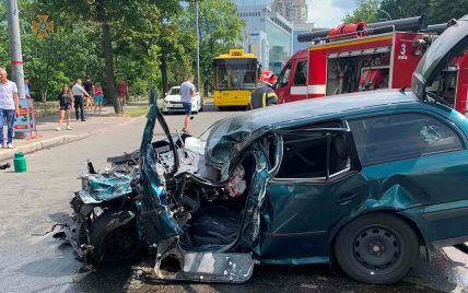 В Киеве в результате ДТП в покореженном авто зажало водителя фото