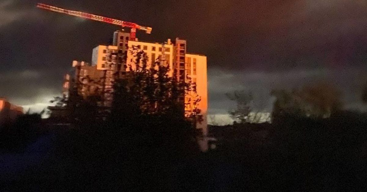 Небо над Тернополем после ночного удара РФ. Фото: Telegram-канал Запад Главное.