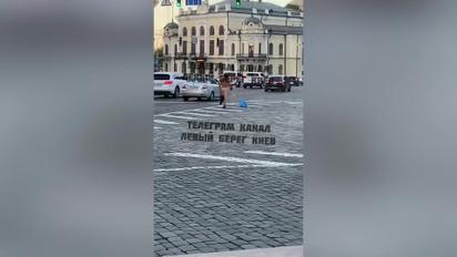 У центрі Києва помітили абсолютно голого чоловіка
