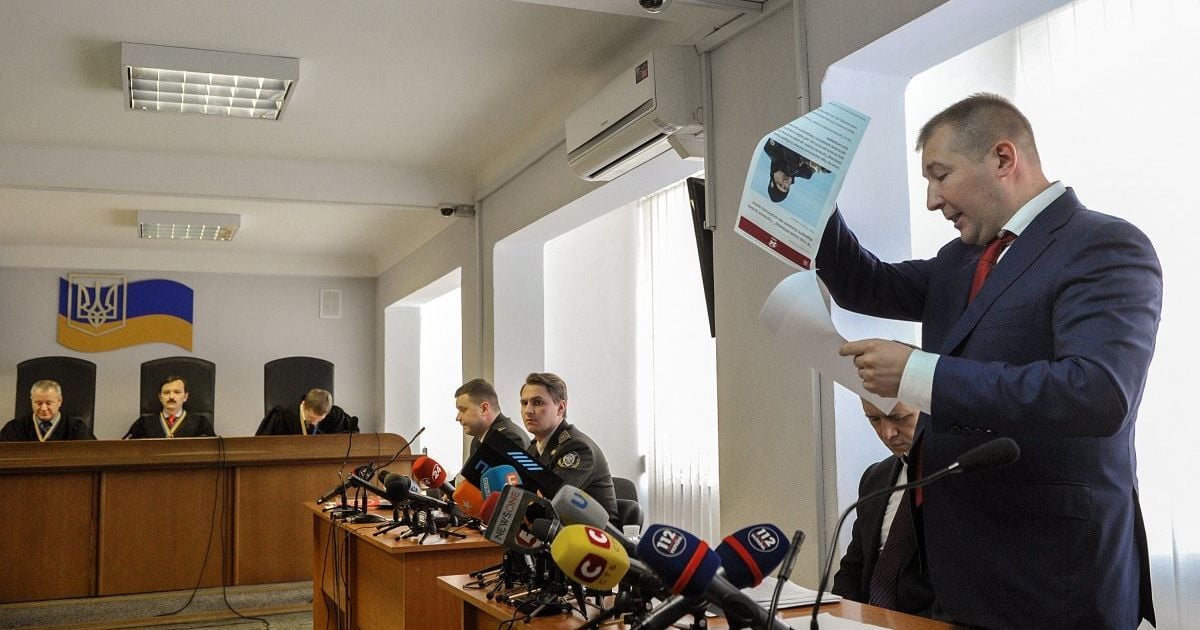Адвокат розповів, як Янукович розраховується за свій захист в Україні