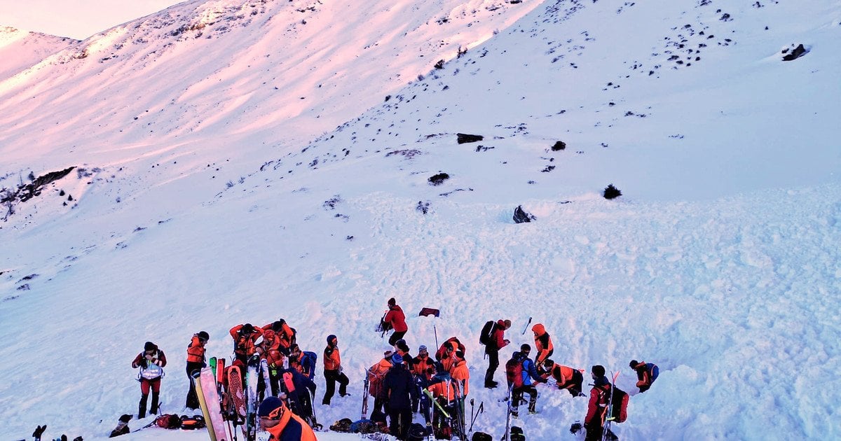 Рятувальники шукають людей після сходу лавини