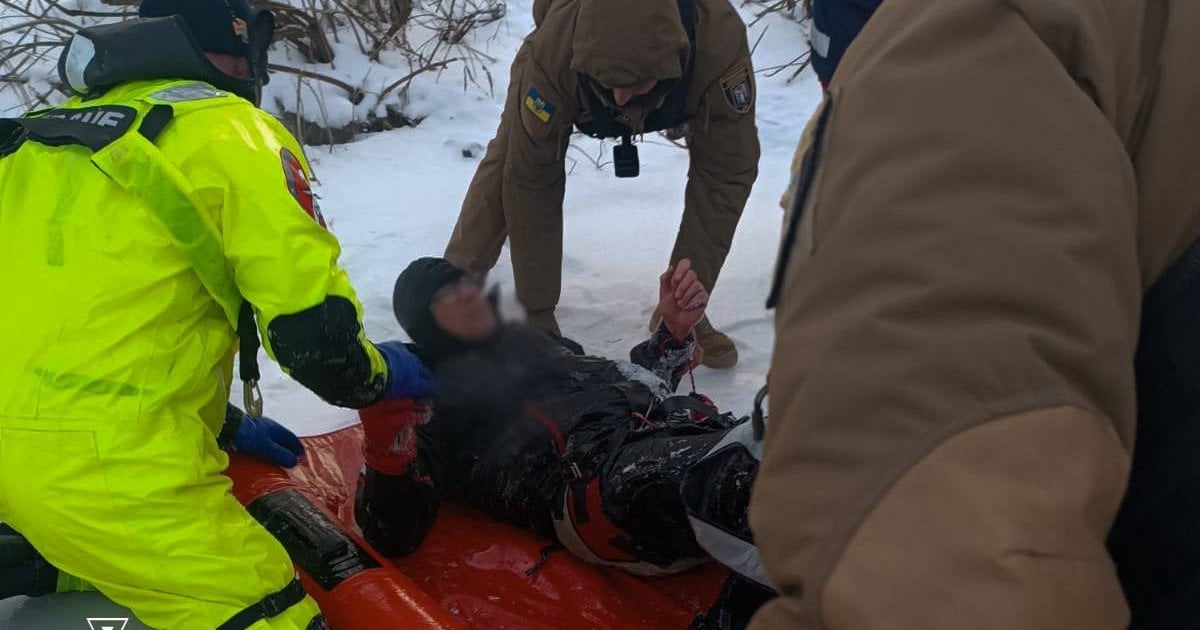 Застряг у кризі за 100 м від берега: в Києві ледь не потонув чоловік (фото, відео)