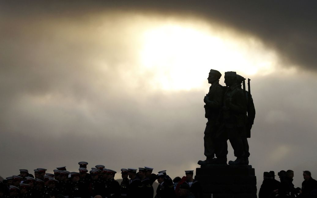 Ветераны посещают службу памяти у мемориала Commando на Спин-Бридж, Шотландия. В Британии отмечают День памяти, во время которого вспоминают всех погибших во время мировых войн. / © Reuters