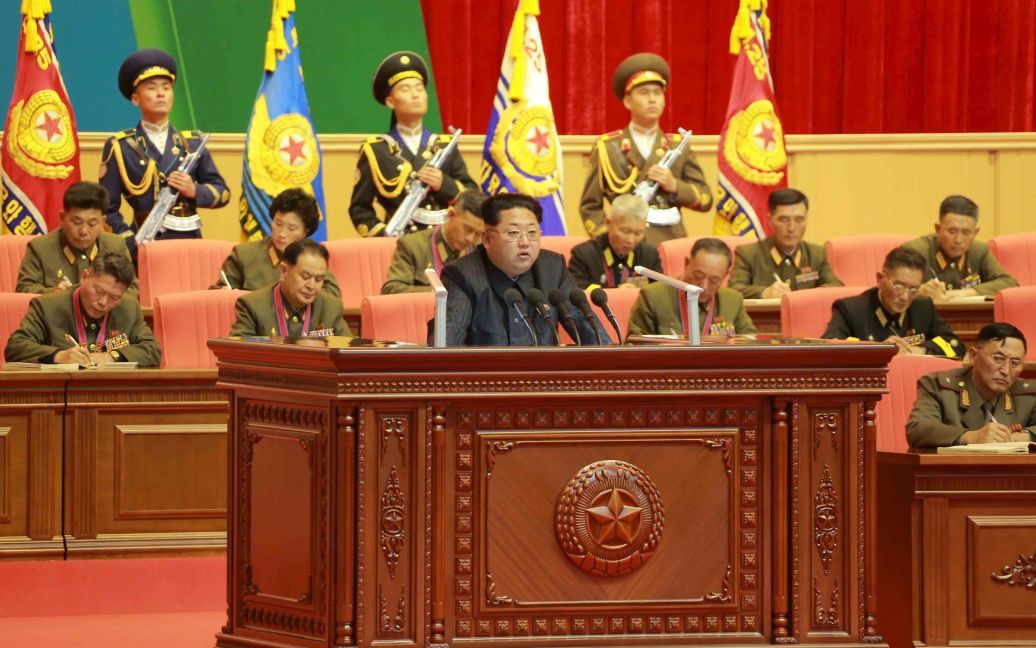 Центральне телеграфне агентство КНДР оприлюднило фото, як північнокорейський лідер Кім Чен Ин виступив на конвенції військової освіти. / © Reuters