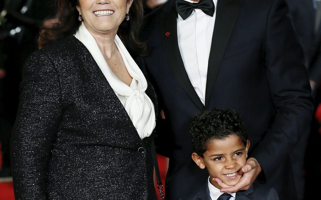 Презентація фільму Роналду.   Кріштіану з мамою та сином. / © Reuters