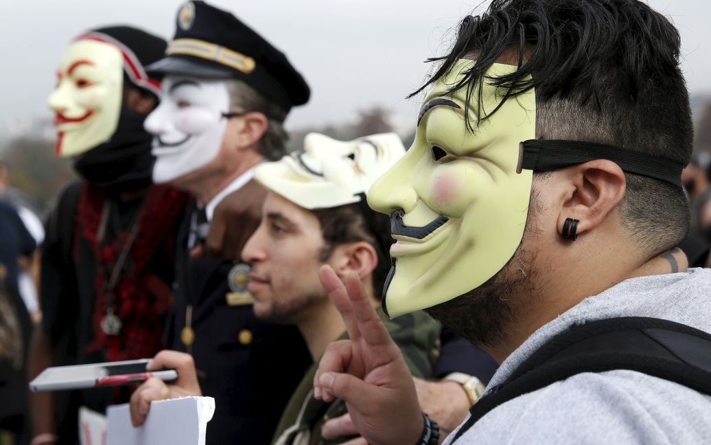 Члени хакерської групи Anonymous Army у масках Гая Фокса під час акції протесту перед Монумент Вашингтона у Вашингтоні. 5 листопада протести відбулися у більш ніж 600 містах по всьому світу. Організатори називають це "Маршем мільйонів масок&rdquo; який відбувається на День Гая Фокса. Маска Гая Фокса, що використовувалась у фільмі &laquo;V означає Вендетта&raquo;, перетворилась на інтернет-мем і стала незмінним атрибутом протестувальників і демонстрантів. Одними з перших маску почали використовувати хакери з угрупування &laquo;Anonymous&raquo;. / © Reuters