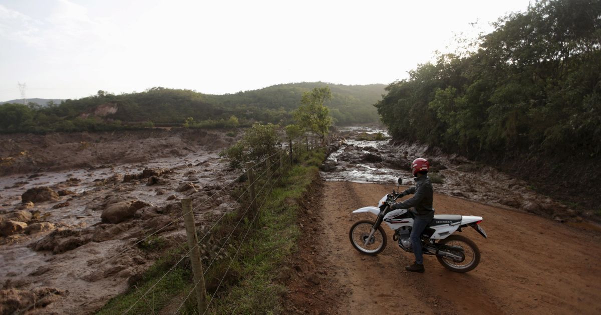 Вода с металлической стружкой и химикатами затопила целый городок. / © Reuters