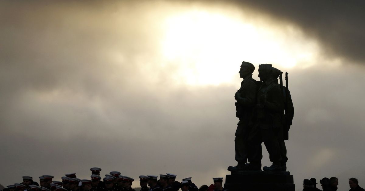 Ветерани відвідують службу пам&#039;яті біля меморіалу Commando на Спін-Брідж, Шотландія. У Британії відзначають День пам&rsquo;яті, під час якого згадують усіх загиблих під час світових воєн. / © Reuters