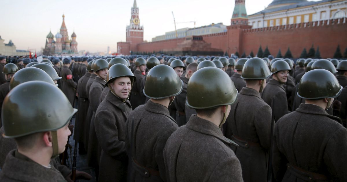 Во время "красного" парада в Москве / © Reuters