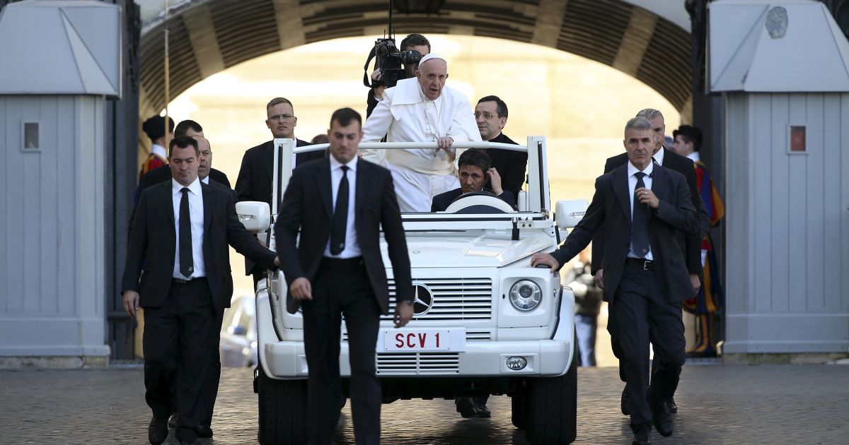 Папа Римський Франциск прибув в оточенні співробітників служби безпеки, щоб провести аудієнцію з членами національної італійської страхової спілки на площі Святого Петра у Ватикані. / © Reuters